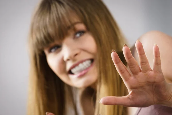 Kvinnan är skeptisk ifrågasätter något — Stockfoto