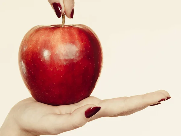 Vrouw hand met heerlijke rode appel — Stockfoto