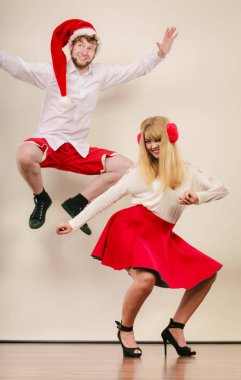 Mutlu aktif çift dans ve atlama.