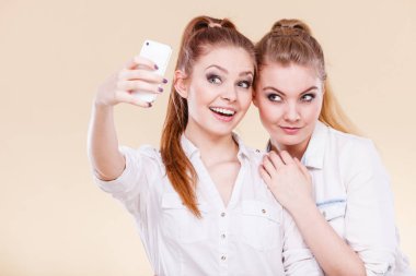 arkadaşlar öğrenci kızlar ile akıllı telefon kendi kendine fotoğraf çekme