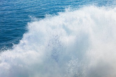Su üzerinde feribot yelken sonra iz