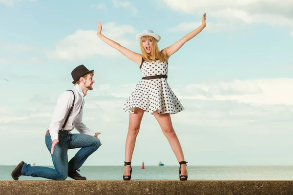 Amante casal estilo retro namoro na costa do mar — Fotografia de Stock