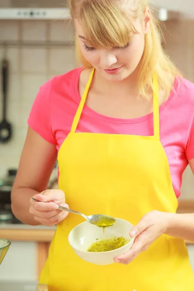 Mujer preparando aderezo de ensalada fresca — Foto de Stock