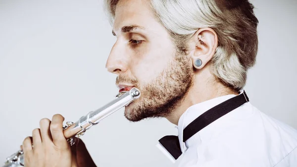 Flautista maschile che suona il suo flauto primo piano — Foto Stock