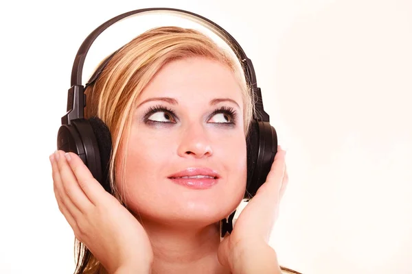Portrait femme écoutant de la musique sur écouteurs — Photo