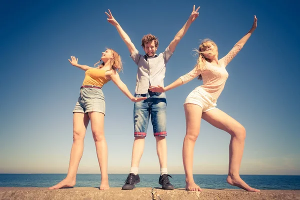 Group friends junge zwei mädchen having spaß draußen — Stockfoto