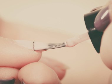 Güzellik salonunda manikür yaptıran bir kadın..