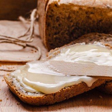 Natürmort taze ekmek tereyağı ve bal ile