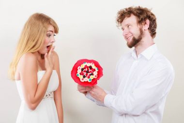 Seven çift şeker demet çiçeklerle. Aşk.