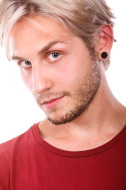Piercing ile genç çocuk ve modaya uygun saç modeli