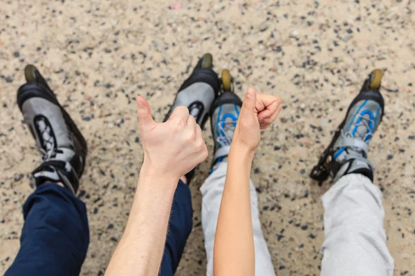 Pessoas amigos com patins ao ar livre . — Fotografia de Stock