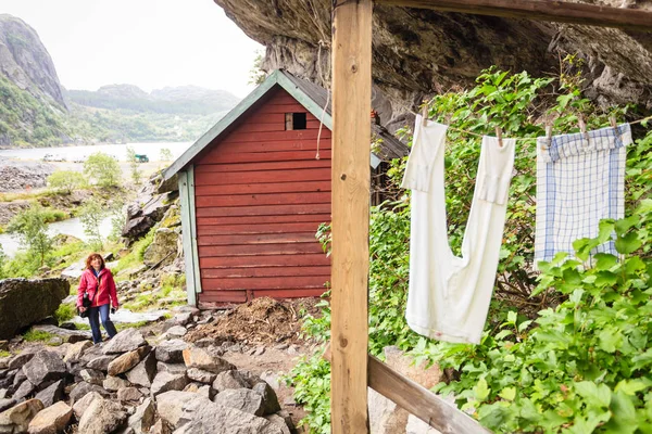 Norveç 'in Jossingfjord kentindeki Helleren evlerini ziyaret eden bir turist — Stok fotoğraf