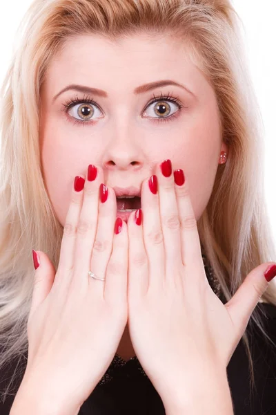 Mulher chocada cobrindo a boca com as mãos — Fotografia de Stock