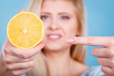 Meyve limon ya da portakal tutan kadın