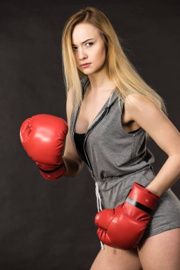 güzel bir kadın ile kırmızı Boks eldiveni