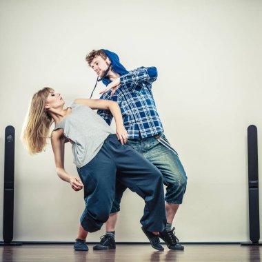 birkaç genç adam ve hip-hop dans kadın