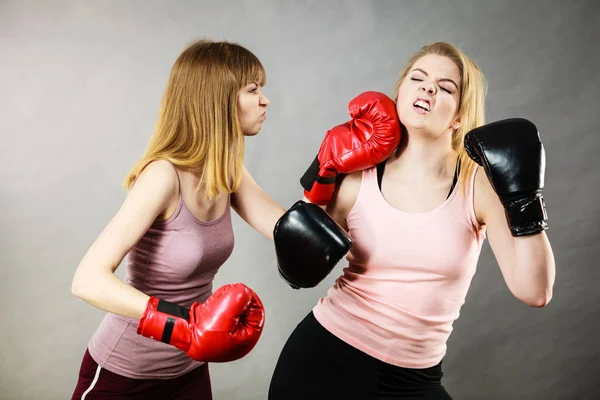 Dos mujeres agresivas teniendo pelea de boxeo —  Fotos de Stock