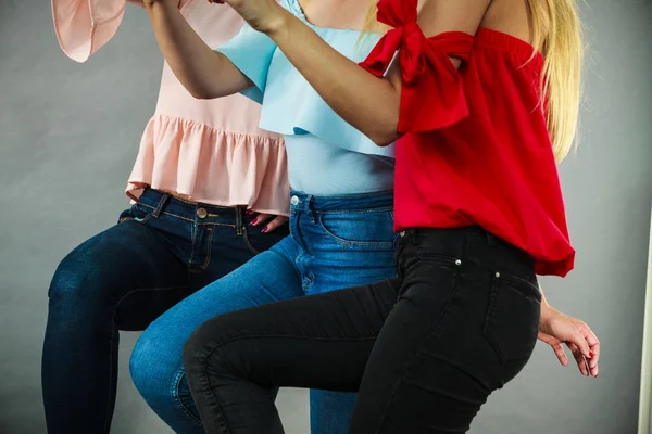 Mulheres irreconhecíveis apresentando roupa — Fotografia de Stock