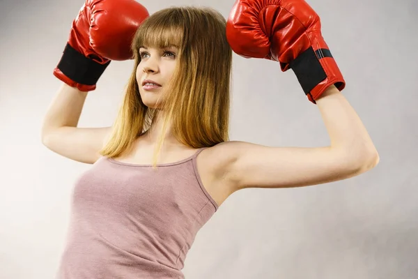 Frau trägt Boxhandschuhe — Stockfoto