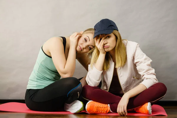 Twee sportieve vrouwen te vervelen — Stockfoto