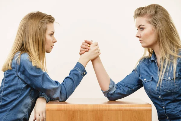 Duas mulheres tendo braço luta — Fotografia de Stock