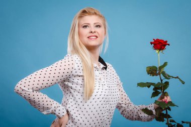 Mavi kırmızı gül çiçek tutan kadın