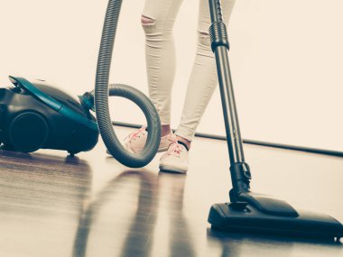 Kadın bacakları ve elektrikli süpürge