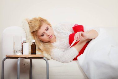 Kadının koltukta yalan grip olan hasta