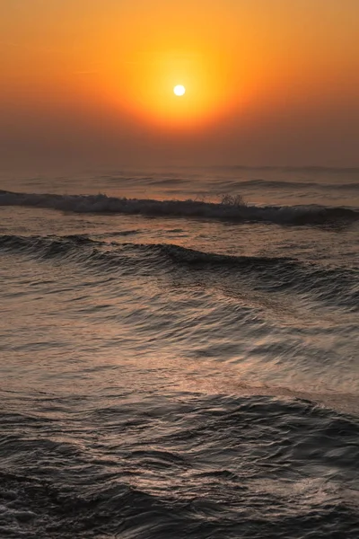 Coucher de soleil rouge béatifique sur la surface de la mer — Photo