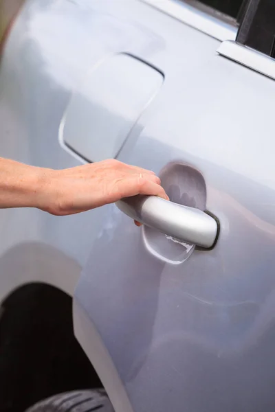 Human hand holding car door handle — Stock Photo, Image