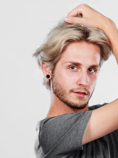 Biondo bel ragazzo che si tocca i capelli — Foto Stock