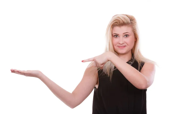 Mujer rubia señalando con las manos en copyspace — Foto de Stock