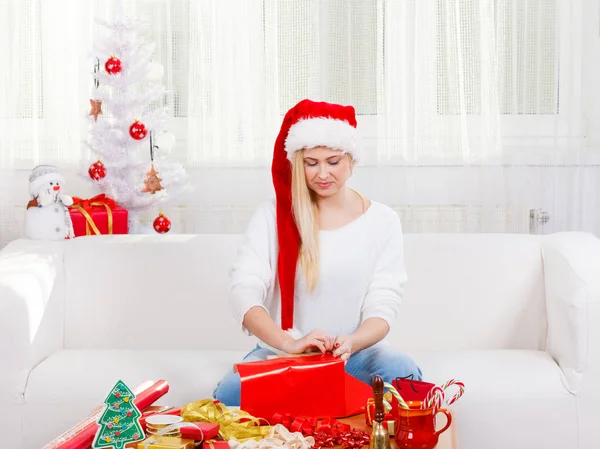 Genç kadın hediyeleri Noel için hazırlanıyor — Stok fotoğraf