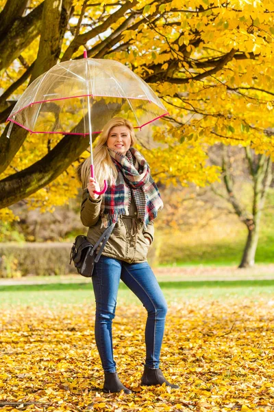 Donna che cammina nel parco con ombrellone — Foto Stock