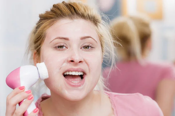 Mujer feliz usando cepillo de limpieza facial — Foto de Stock