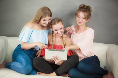 Üç kadın tablet kullanma