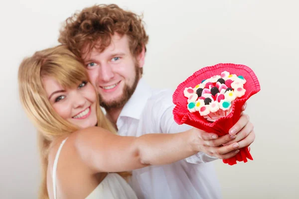 Pareja con flores de ramo de caramelos. Amor. . — Foto de Stock