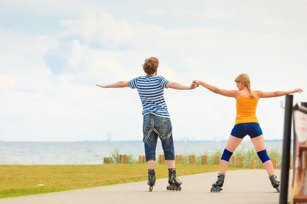 Junges Paar auf Rollschuhen im Freien — Stockfoto