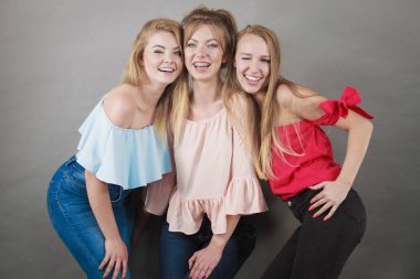 Olumlu bayan arkadaşlar eğleniyor.