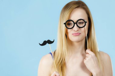 Karnaval accessoies sopa üzerinde tutan kadın
