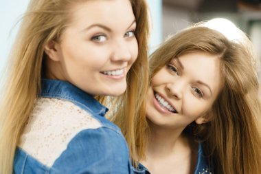 İki mutlu kadın arkadaşlar eğlenmeye