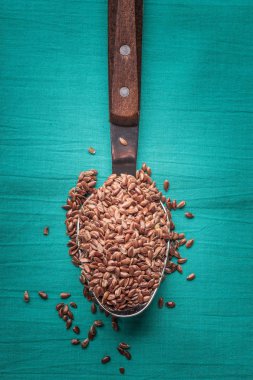 Üzerinde mutfak kaşık keten tohumu keten tohumu