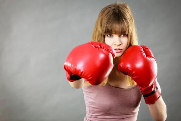 Mujer con guantes de boxeo — Foto de Stock