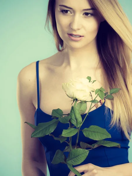 Mujer encantadora sosteniendo rosa blanca —  Fotos de Stock