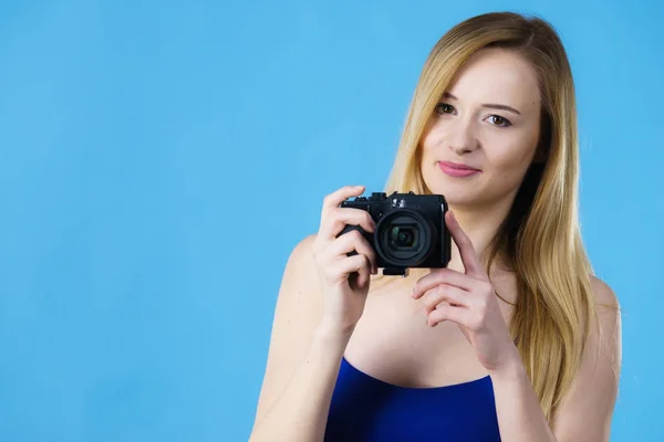 Young woman holding old fashioned camera — Stock Photo, Image