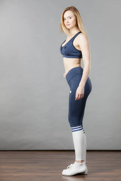 女人穿着运动锻炼装备 — 图库照片