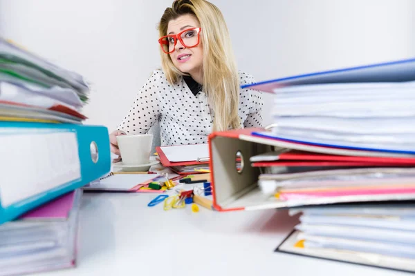 Mulher feliz no escritório beber café quente — Fotografia de Stock