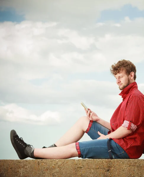 Homme avec smartphone extérieur contre le ciel — Photo