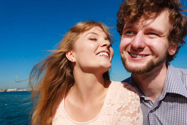 Daten. Paar in liefde kussen — Stockfoto