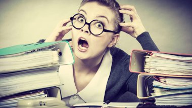 Panik Sekreter masasında.